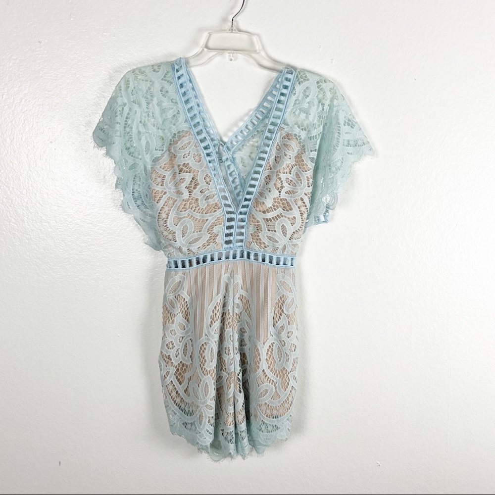 L’ATISTE Aqua Lace Lined Lattice Detailing Short Sleeves Low V-Neck Romper Small